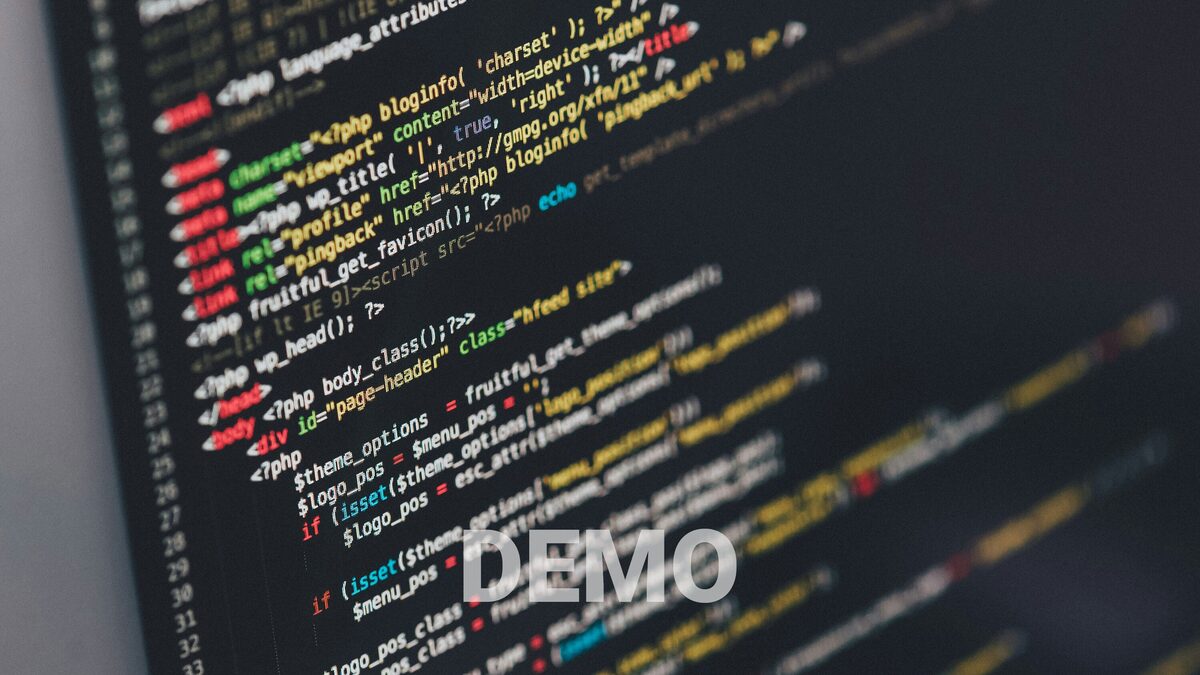 Arbeitsplatz mit technischem oder digitalem Bezug.