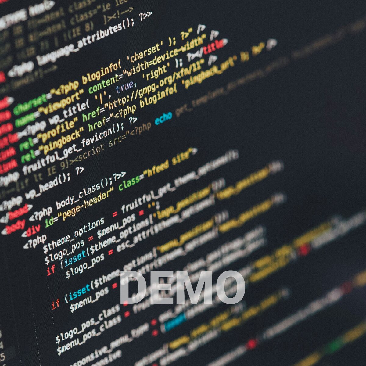 Arbeitsplatz mit technischem oder digitalem Bezug.